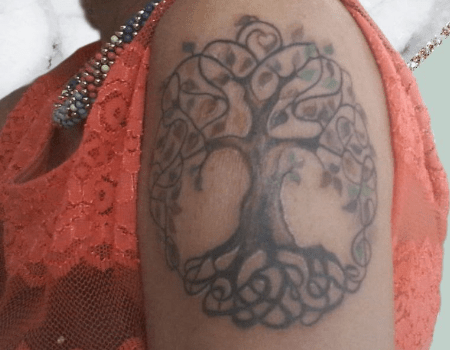 Der Baum des Lebens ist ein beliebtes Tattoo-Motiv aufgrund seiner tiefen symbolischen Bedeutung in vielen Kulturen und Traditionen. Hier sind einige der häufigsten Interpretationen und Bedeutungen des Baums des Lebens als Tattoo: